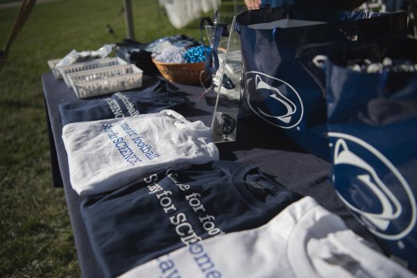 "Stay for Science" T-shirts o display