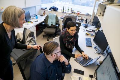 Szpara and students at computer