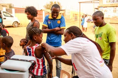 doctor examining child for yellow fever