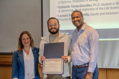 Edmundo accepting the GSK fellowship