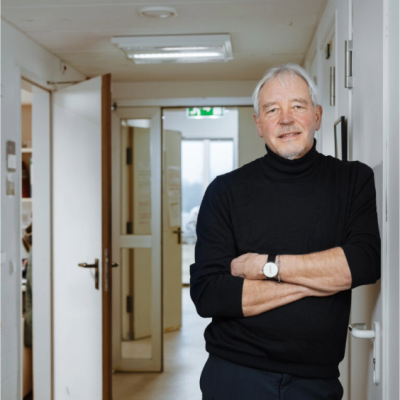 Thomas Bosch, senior research professor at Kiel University and chair of the interdisciplinary research center Kiel Life Science, posing while leaning against a wall.