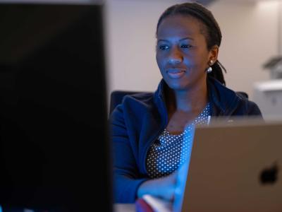Denise Okafor looks at computer monitor