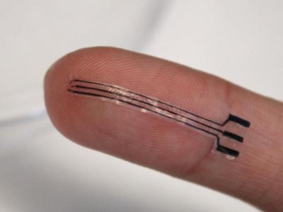 Finger with a 3D-printed bioelectronic stuck to it.