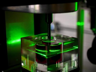 Device used to stir and rock samples of a suspension of small particles in viscous liquid