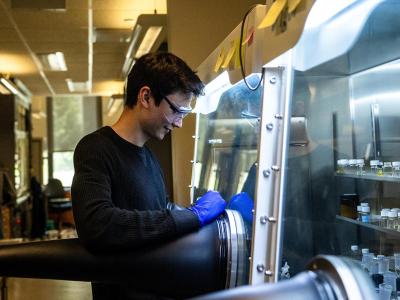 Graduate student Alexander Arnette working in the lab of Jonathan Kuo