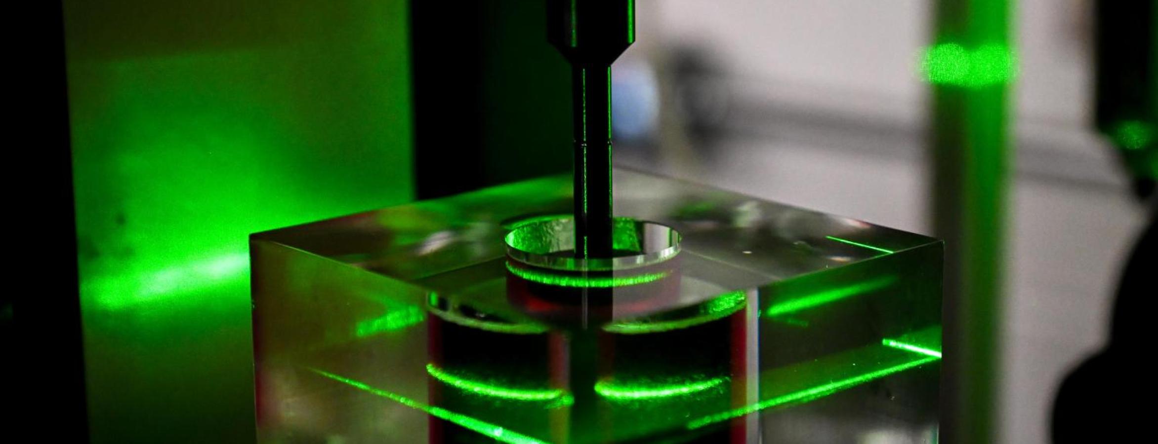 Device used to stir and rock samples of a suspension of small particles in viscous liquid