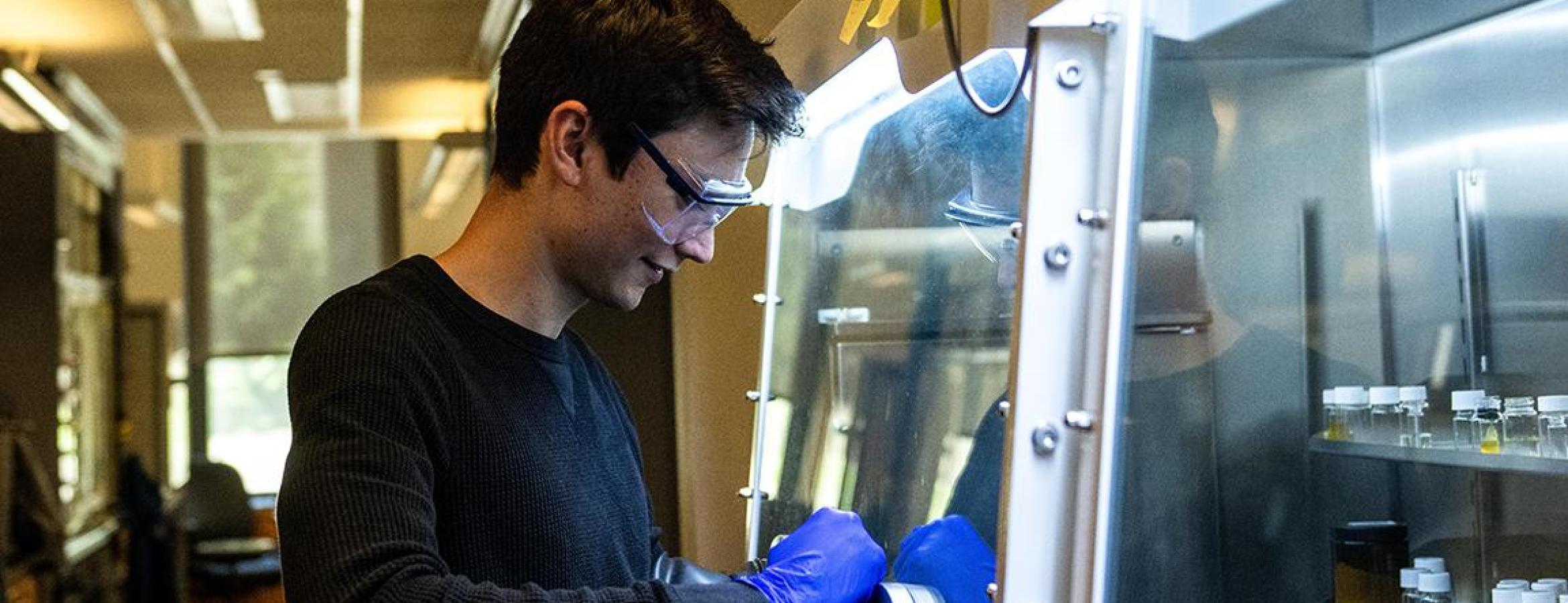 Graduate student Alexander Arnette working in the lab of Jonathan Kuo