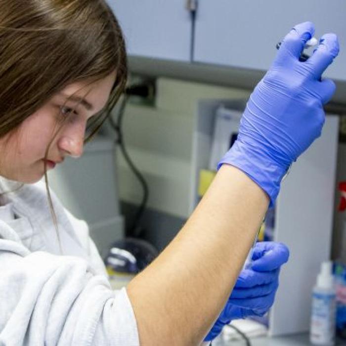 Tow female graduate students working in the lab.